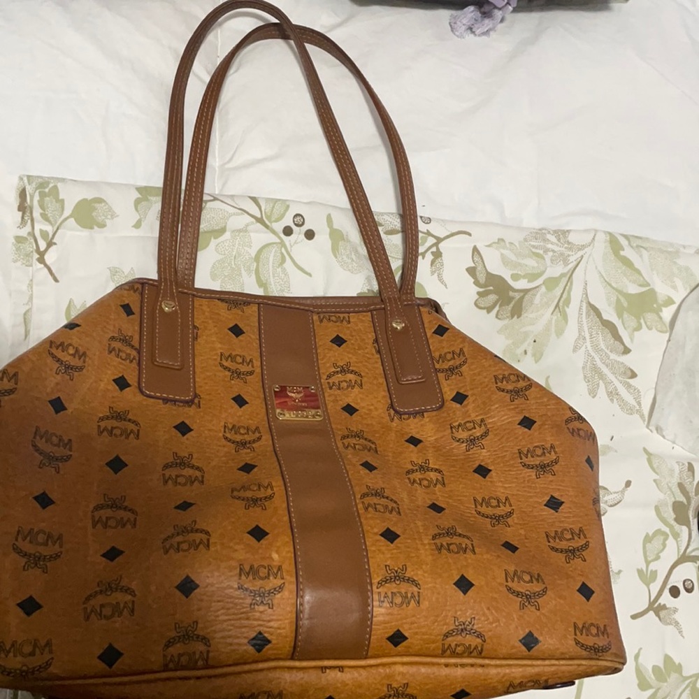 hand bag in great condition one small scratch.